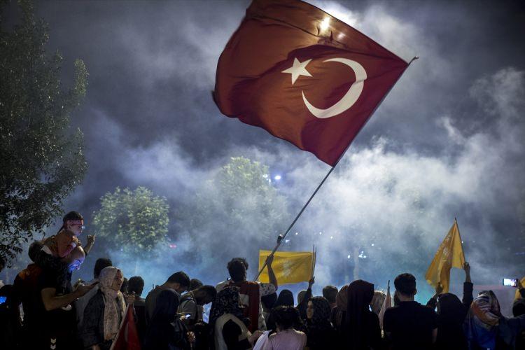 <p><span style="color:#FF8C00"><strong>Sırbistan'ın resmi haber ajansı TANJUG</strong></span>'un internet sitesinde yer alan haberde, "Erdoğan ilk turda galibiyetini açıkladı." ifadesine yer verilirken, haber sitesi Blic de "Oy işlemi sona erdi. 56 milyon Türk yeni cumhurbaşkanı ve milletvekillerini seçti." ifadelerini kullandı.</p>
