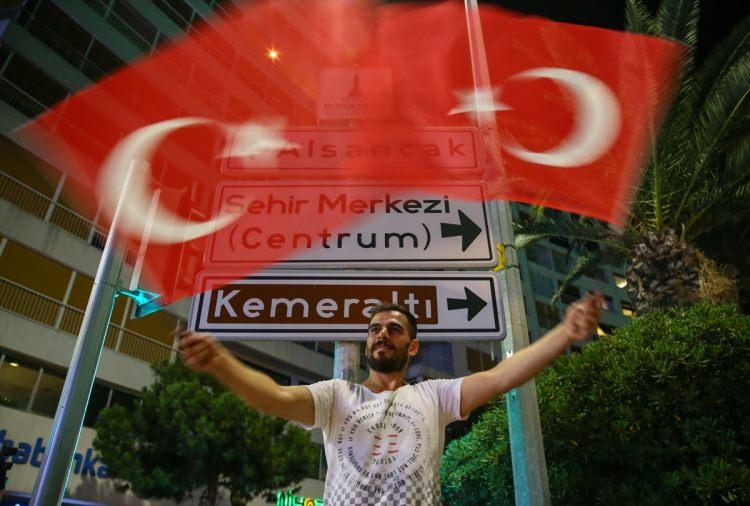 <p><span style="color:#FF8C00"><strong>Karadağ'ın resmi haber sitesi RTCG</strong></span>, Türkiye'deki seçimleri yakından takip ederek, "Erdoğan'ın partisi seçimleri önde tamamladı." ifadelerini kullandı.</p>