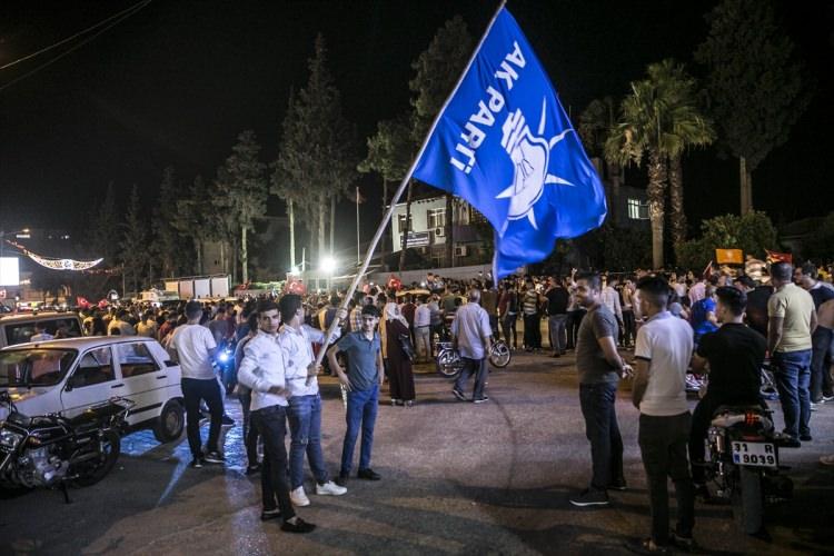 <p><span style="color:#FF8C00"><strong>Belçika</strong></span></p>
<p>Belçika'nın önde gelen gazetelerinden Le Soir, "Erdoğan iddiayı kazandı." başlığıyla Cumhurbaşkanı Recep Tayyip Erdoğan'ın seçim başarısını duyururken, Türkiye'nin "hiper başkanlık" sistemiyle yönetileceğini iddia etti. Haberde, "Seçimlerin erkene alınmasına rağmen sonuçlar tam da Cumhurbaşkanı Erdoğan'ın hayal ettiği gibi oldu." ifadesine yer verildi.</p>