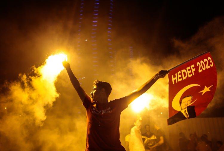 <p><span style="color:#FF8C00"><strong>Flamanca yayın yapan De Standaard gazetesi </strong></span>de "Erdoğan galibiyet ilan etti, muhalefet manipülasyon var diyor" başlığını manşete taşıdı.</p>