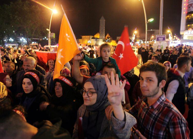 <p><span style="color:#FF8C00"><strong>Jyllands Posten gazetesi</strong></span> de seçim haberini "Erdoğan, daha güçlü bir cumhurbaşkanlığı makamı için yapılan seçimleri kazandığını duyurdu. Daha güçlü bir cumhurbaşkanlığı makamı seçimlerini kazanmak için Erdoğan’a bir tur yeterli oldu." yorumunu yaptı.</p>

