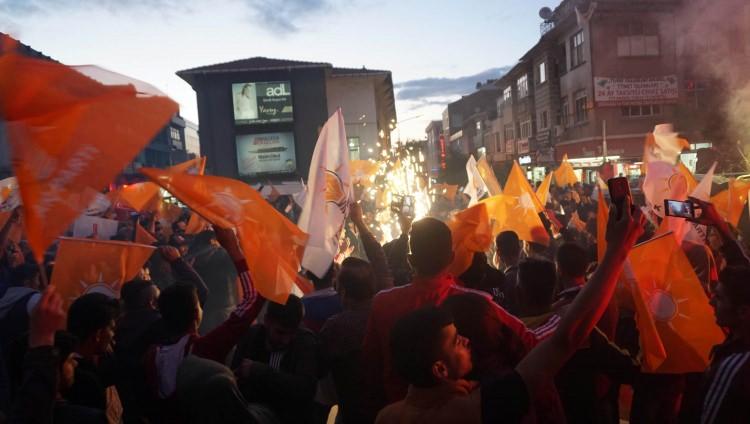 <p><span style="color:#FF8C00"><strong>AL JAZEERA</strong></span><br />
<br />
Türkiye’deki seçimleri en ince ayrıntısına kadar takip eden Katar merkezli Al Jazeera ise ilk sonuçları internet sitesinde manşete taşıyan yayın kuruluşları arasındaydı. "Tarihi seçimde sandıklar kapandı" ifadesini kullanan basın kuruluşu, Türkiye’de yapılan sistem değişimine vurgulayarak Cumhurbaşkanı Erdoğan’ın ilk değerlendirmelere göre yüzde 59.3 oranı ile seçimde liderliğini koruduğunu ifade etti.<br />
 </p>
