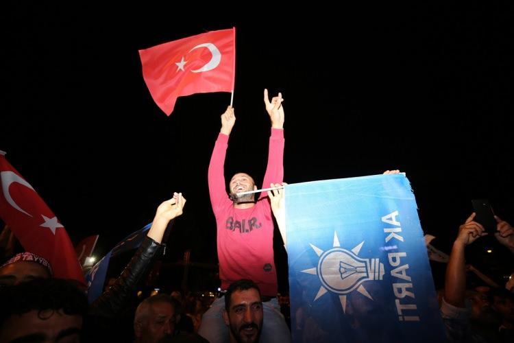 <p><span style="color:#FF8C00"><strong>ABD<br />
<br />
AP: ERDOĞAN İKTİDARINI SAĞLAMLAŞTIRDI</strong></span></p>
<p>ABD’li haber ajansı AP, ilk sonuçlara göre Cumhurbaşkanı Erdoğan’ın ilk, Muharrem İnce’nin ise ikinci sırada yer aldığı aktarıldı. Seçimlerin hayati öneme sahip olduğu belirtilen haberde, ilk sonuçlara göre Erdoğan'ın iktidarını sağlamlaştırdığı belirtildi.</p>