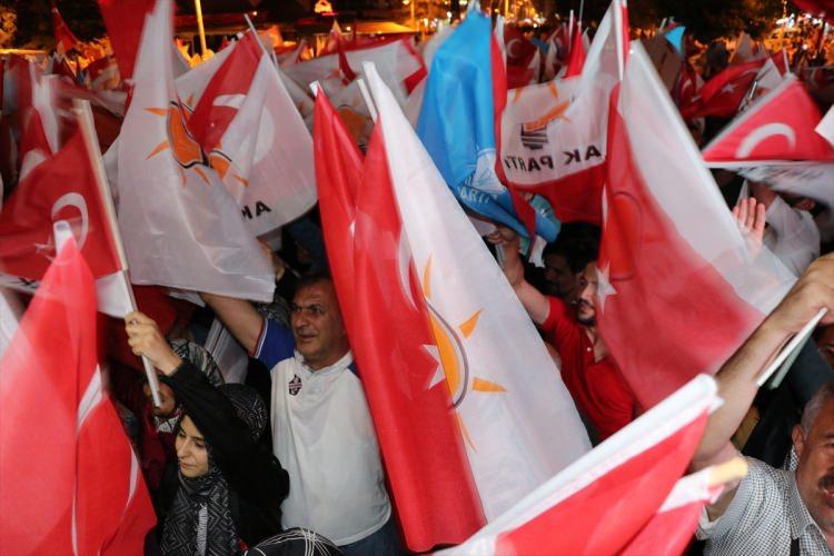 <p><span style="color:#FF8C00"><strong>CNN kanalı</strong></span> seçim gündemini "Erdoğan, Türkiye'deki seçimlerde zaferini ilan etti" üst başlığıyla takip ederken, haberin detayında Erdoğan'ın konuşmasından satır başlarına yer verdi.</p>