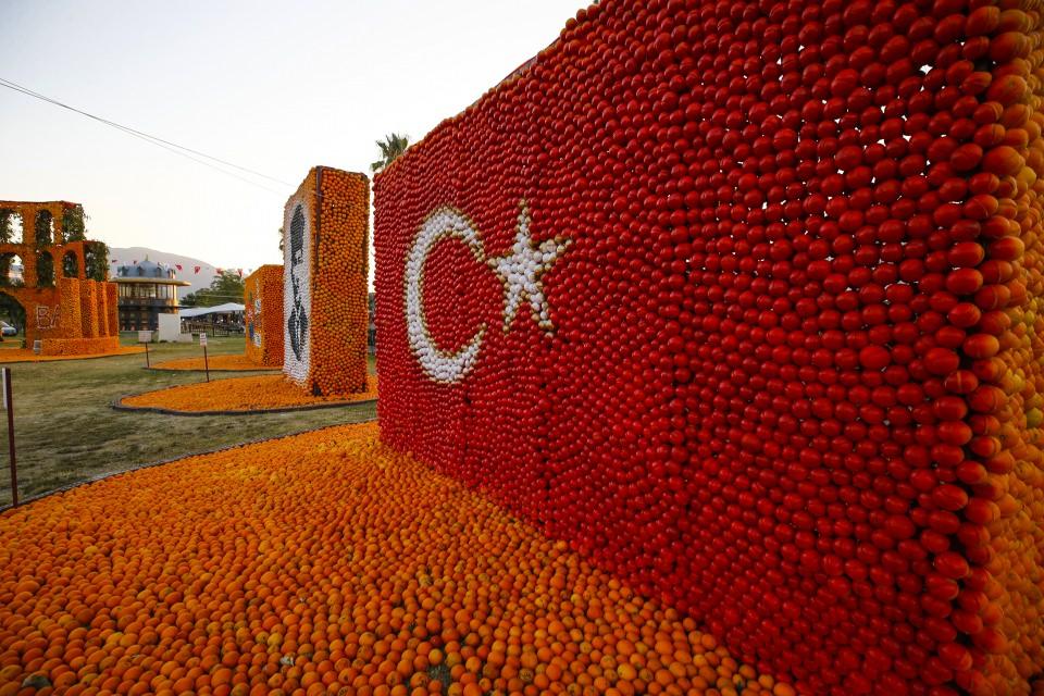 <p>Deniz ve yayla havasının iç içe olduğu ilçede alüvyal toprakların etkisiyle lezzeti başka bir yerde bulunamayacak bir portakalın ortaya çıktığını ifade eden Sarıoğlu, "2008 yılında coğrafi işaret başvurusunda bulunuldu ve alındı. Artık Finike portakalımız tescilli, coğrafi işareti olan bir ürün haline geldi." dedi.</p>
