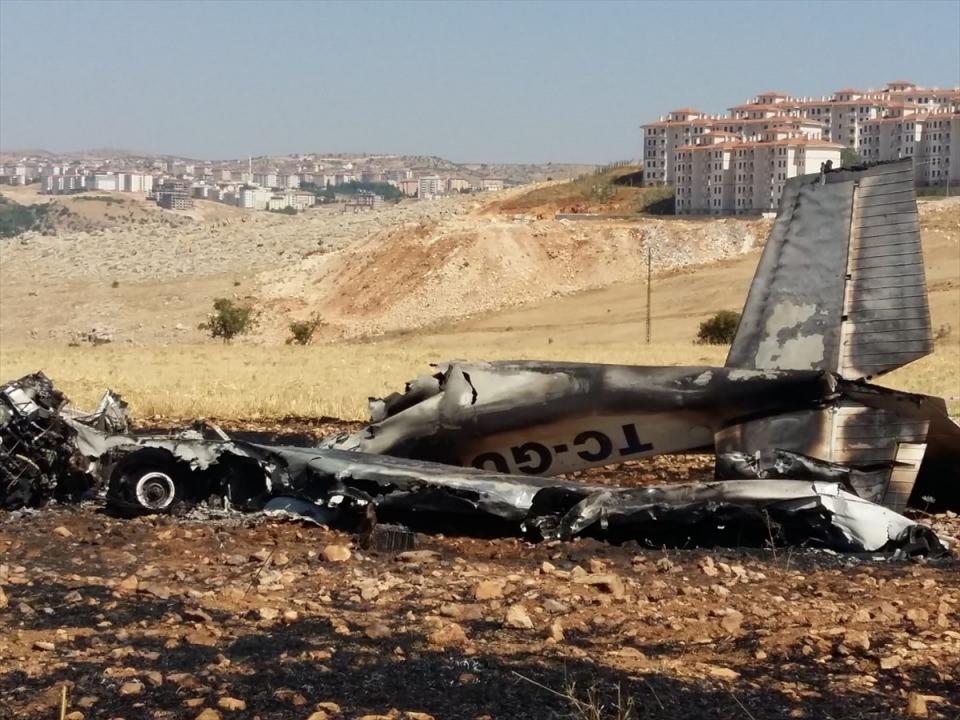 <p> Bölgeye bir uçağın düşerek yandığını görenler durumu güvenlik güçlerine bildirdi. </p>