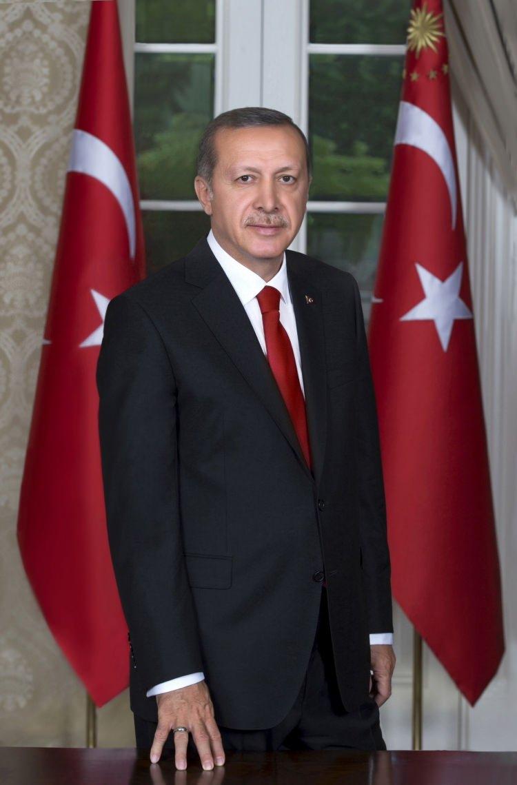 <p>19 yıl önce okuduğu şiir nedeniyle siyaset yasağı getirilen Recep Tayyip Erdoğan, cezaevine girerken "Bu şarkı burada bitmez" demişti.</p>
<p> </p>