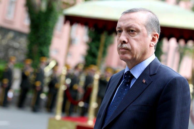 <p>Aynı yıl MSP İstanbul İl Gençlik Kolları Başkanı oldu. 1984 yılında Refah Partisi Beyoğlu İlçe Başkanı seçilen Erdoğan, 1984’te artık Refah Partisi İstanbul İl Başkanı ve MKYK üyesiydi.</p>
<p> </p>