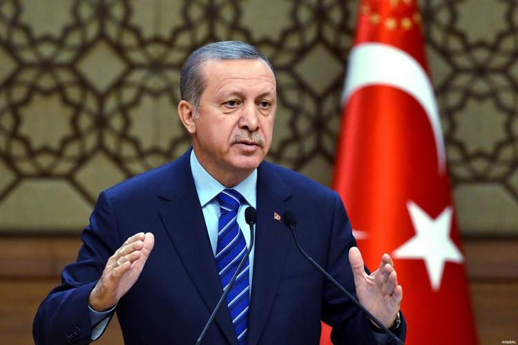 <p>Yine kendi ifadesiyle “kalfalık ve ustalık” dönemlerinde darbe girişimleriyle, darbecilerle, vesayetle, iç ve dış türlü müdahalelerle mücadele etti.</p>
<p> </p>