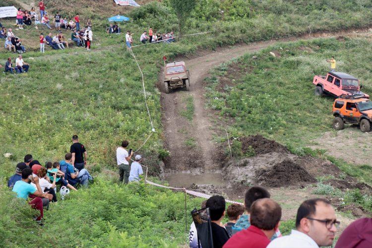 <p>Çamurlu ve engebeli etapları geçmeye çalışan sürücülerin çoğu, çamura saplandıkları su havuzlarından çıkma mücadelesi verdi.</p>
