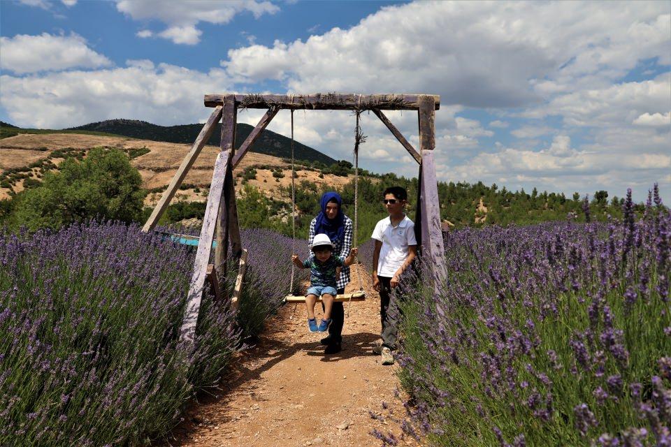 <p>Lavanta bahçeleri gelen ziyaretçilerine sakinlik ve huzurun yanı sıra eşsiz bir doğa içinde fotoğraf çektirme imkanı da sunuyor. </p>