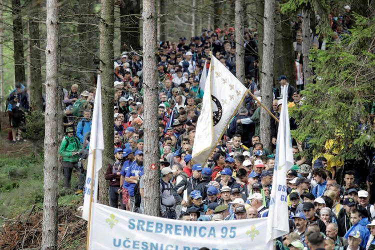 <p>Avrupa'da İkinci Dünya Savaşı'ndan sonra yaşanan en büyük insanlık trajedisi olarak nitelendirilen Srebrenitsa Soykırımı'ndan kaçmak isteyen Boşnakların orman yolundan güvenli bölge Tuzla'ya ulaşmak için kullandığı güzergahta geleneksel olarak düzenlenen "Barış Yürüyüşü" binlerce kişinin katılımıyla başladı.</p>

