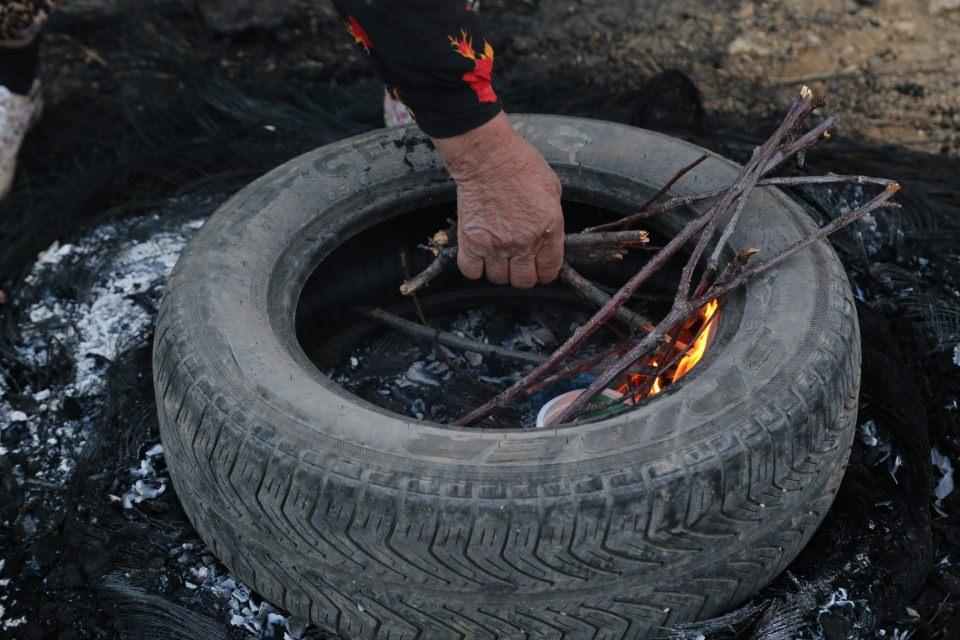 <p>Tedirgin olan çiftçiler, gruplar halinde sabaha kadar ateş yakarak nöbet tutuyor.</p>