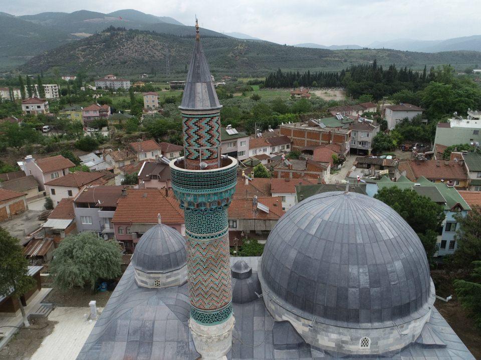 <p><strong>"Minaresine hayran kaldım"</strong></p>

<p>Camiyi ziyarete gelen Yalçın Öztürk, tarihi yerleri çok sevdiğini ve Osmanlı'dan kalan eserleri daha fazla ziyaret ettiğini, bu caminin mimari özelliklere sahip olduğunu söyledi. Öztürk, "Cami adını, minaresindeki çinilerden almış. Böyle bir esere sahip olduğumuz için kendimizi şanslı sayıyorum. Bu çinileri ve ışık oyunlarını seyretmek kadar keyifli bir şey yok. Kim yaptıysa ve yaptırdıysa Allah razı olsun. Bu güzel eseri bize bıraktılar." diye konuştu.</p>
