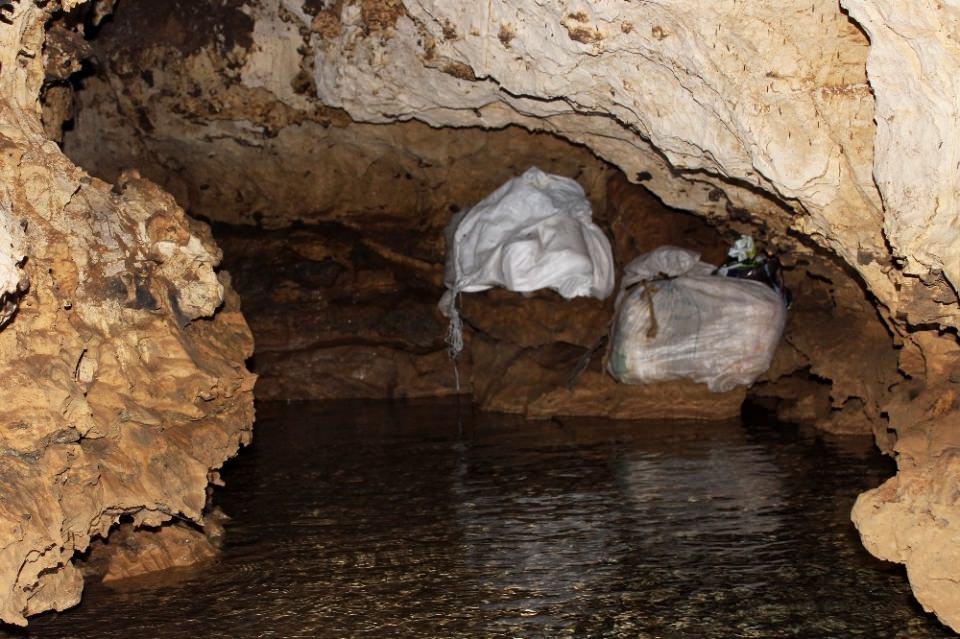 <p>Şemdinli ilçesinin Anadağ (Yeşilova) köyüne bağlı Irak sınırına sıfır noktadaki Gökçetaş mezrasında, kaynak su aramak için çalışma yapan köylüler Gökçetaş Dağı eteklerinde bir su kaynağı buldu. Buldukları su kaynağının etrafındaki taşları kepçe yardımıyla açan köylüler, şimdiye kadar 3 kilometre gidebildikleri bir mağara keşfetti. </p>