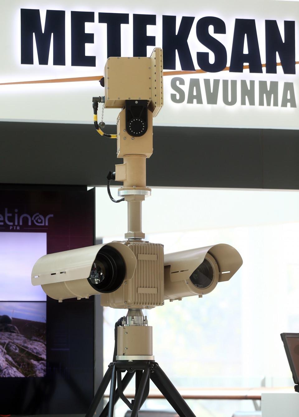 <p><strong>Kapan nasıl çalışıyor?</strong></p>
<p>Kapan Drone Savar Sistemi'nde, Retinar OPUS bünyesinde bulunan radar, "drone"a yönelik ilk tespiti yapıyor. Tespit edilip takibine başlanan hedef drone, yine Retinar OPUS'un termal/gündüz kameralarıyla kimliklendiriliyor ve devamında daha hassas pozisyonlama ve takip yapılıyor. Korunmak istenen bölgenin özelliklerine göre birden fazla Retinar OPUS sistemi kullanılabiliyor. Bu durumda Retinar C2Net füzyon yazılımı sayesinde tek bir ortak resim üzerinden hedefler birleştirilmiş olarak izlenebiliyor.</p>