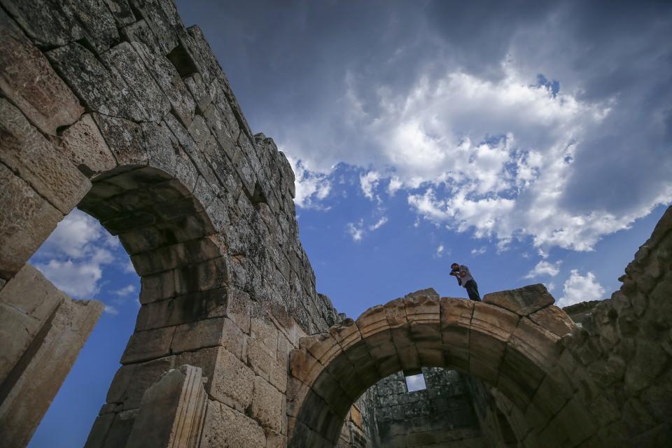 <p>Kibyra Antik Kenti Kazı Başkanı ve Mehmet Akif Ersoy Üniversitesi (MAKÜ) Arkeoloji Bölümü Dr. Öğretim Üyesi Şükrü Özüdoğru, AA muhabirine yaptığı açıklamada, Medusa'nın bulunduğu yapı odeonda 2009 yılında kazı çalışmalarının başladığını, 2012 yılında yapının kazısının tamamlandığını belirtti.</p>
