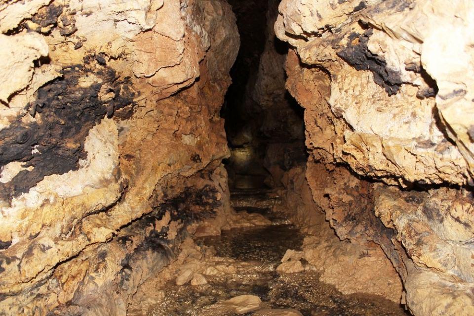 <p>Geçtiğimiz yıl keşfedilen mağaranın çok serin olması dikkat çekerken, hava sıcaklığının 45 dereceyi bulduğu bölgede yaşayan köylüler ise süt ürünlerini çuvallar içinde mağarada muhafaza ediyor. Daha önceleri peynirlerini toprağa gömerek saklayan köylüler, şimdi buzdolabı niyetine kullandıkları mağarada saklıyor.</p>