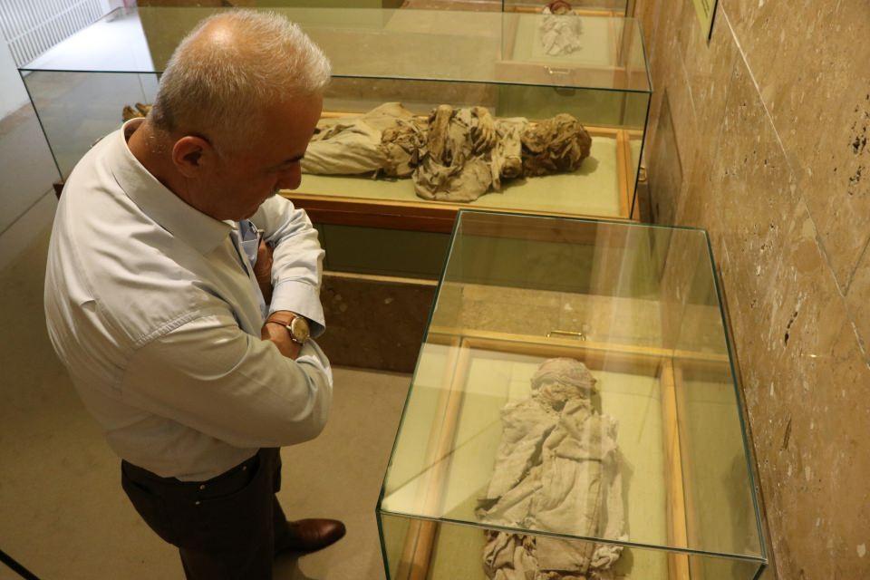 <p>"Mumyalar müzesi" olarak da bilinen Niğde Müzesi'nde özel yaptırılan cam vitrinlerde sergilenen "Sarışın Rahibe" ve 4 çocuk mumyası, bin yıl geçmesine rağmen herhangi bir bozulma olmadan aynı şekilde korunuyor.</p>
