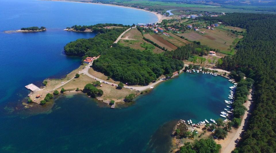 <p>Yabani karanfil, deve dikeni, sütleğen çiğdem, gür çam ormanları gibi bitki örtüsüyle kaplı olan tabiat parkı, 150 farklı kuş türü ile çok sayıda farklı yabani hayvana da barınma imkanı sunuyor. </p>