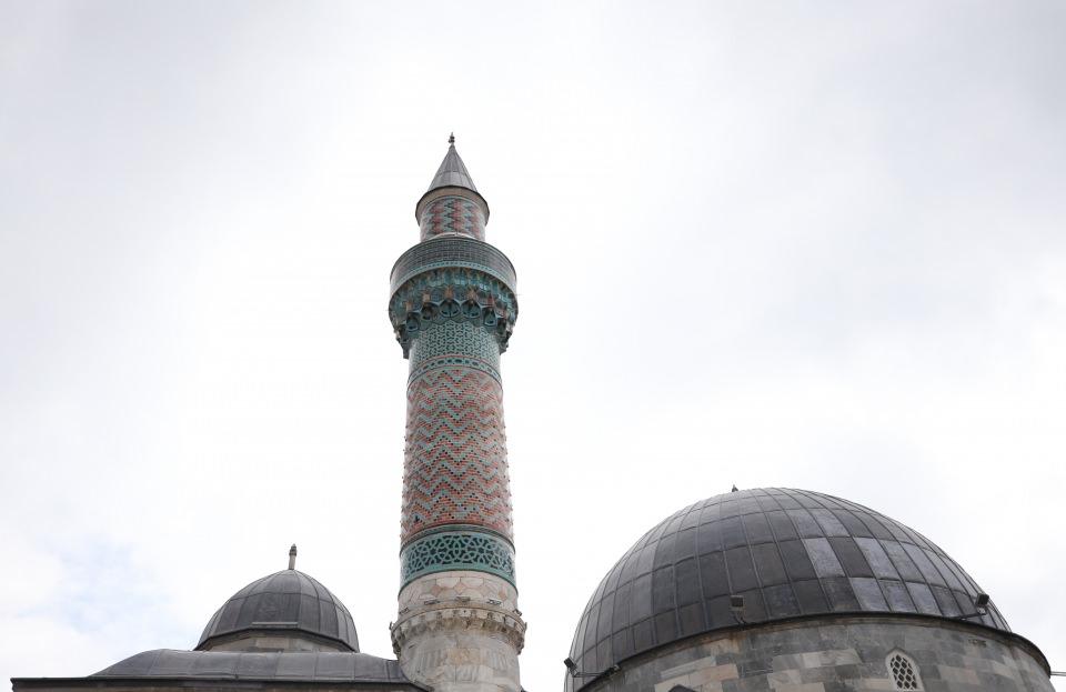 <p><strong>12 bin parça çiniden oluşan minare</strong></p>

<p>Minaresindeki çini süslemelerinden dolayı Yeşil Cami ismiyle anılan caminin minaresi, ana mekanın kuzeybatı köşesinde bulunuyor.</p>

<p>Kare tabanı üzerinde gövdesi çokgen prizma olarak başlayan, yuvarlak gövdeli olarak devam eden minare, tek şerefe ve konik bir külahla tamamlanıyor.</p>
