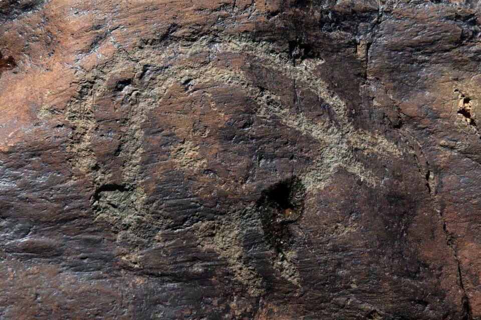 <p>Bölgede bu konuda herhangi bir sistematik kazı ve araştırma bulunmamakta. Durum böyle olunca da bu kaya resimlerinin kesin olarak prehistorik dönemin 'avcı-toplayıcı' toplumlarına ait olduğunu söylemek oldukça zordur."</p>
