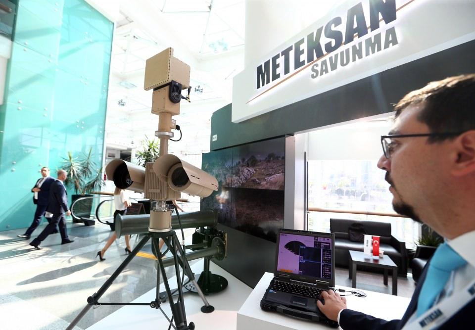 <p>Retinar OPUS tarafından sağlanan, hedef drone yön ve pozisyon bilgisi, sistemin diğer unsurları olan RF karıştırıcı veya lazer sistemlerinden en uygun olanına atanıyor. Ortam koşullarına uygun olarak seçilecek karşı tedbir sistemine göre RF karıştırıcı veya lazer sistemi ya da her ikisi birden hedefe angaje olarak "drone"u etkisiz hale getiriyor.</p>