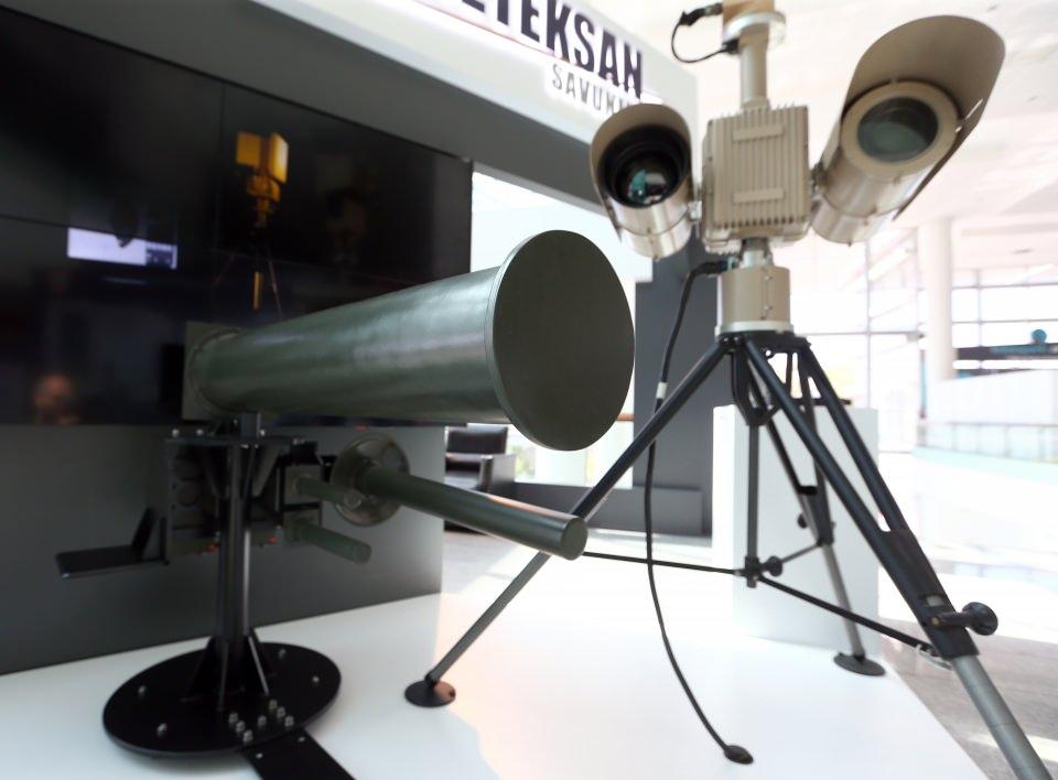 <p>Meteksan Savunma Uluslararası Satış ve Kurumsal İtibar Yöneticisi Burak Akbaş'ın verdiği bilgiye göre, Kapan Drone Savar Sistemi, radarı ve termal/gündüz kameralarıyla üstün drone tespit ve takip performansı sunuyor, RF karıştırıcı ve opsiyonel olarak sunulan lazer sistemiyle de drone imhasına olanak tanıyor.</p>