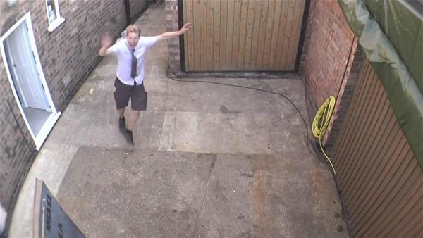 <p>Gen&ccedil; adam, İngiltere'nin yağışlı havasına kendince &ccedil;&ouml;z&uuml;m bularak garajın &ouml;n&uuml;ndeki boş alan i&ccedil;in a&ccedil;ılıp kapanabilir &ccedil;atı tasarladı.</p>

<p>&nbsp;</p>
