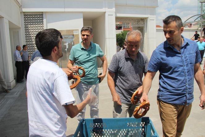 <p>Derince ilçesinde yaşayan ve adını sık sık yaptığı yardım kampanyalarıyla duyuran simitçi Erkan Ayhan, bu kez hayranı olduğu Cumhurbaşkanı Recep Tayyip Erdoğan için simit dağıttı. Ayhan, 24 Haziran seçimlerinde Recep Tayyip Erdoğan’ın başkanlığı kazanmasının ardından, vatandaşlara ücretsiz simit dağıtmaya karar verdi.</p>