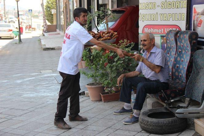 <p>Ayhan, çevresindeki insanlardan da katkılarıyla Cuma namazı çıkışında vatandaşlara 2 bin 23 adet simit dağıttı. Sokak sokak dolaşarak vatandaşlara ücretsiz simit dağıtan Ayhan, Recep Tayyip Erdoğan için hayır duası istedi. Vatandaşların da takdirini alan Ayhan, Cumhurbaşkanı Recep Tayyip Erdoğan’ın zaferini hayır duası toplayarak kutladığını ifade etti. </p>