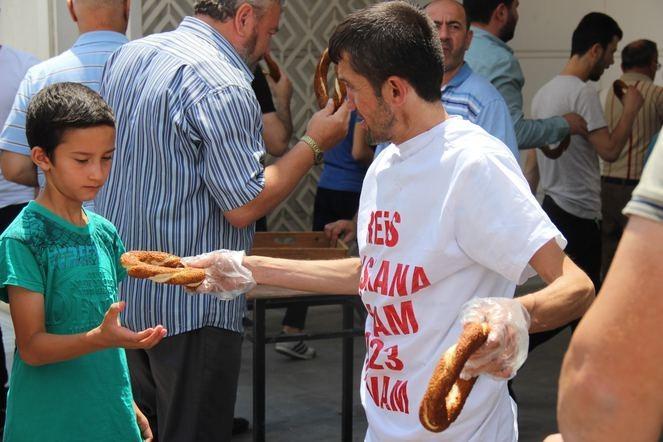 <p><strong>"24 HAZİRAN'DA RECEP TAYYİP ERDOĞAN İÇİN DUA ETMELERİNİ İSTEDİM</strong>"</p>
<p>Gittiği mülteci kamplarındaki yetim çocuklardan da Recep Tayyip Erdoğan için dua etmelerini istediğini kaydeden Ayhan, “Sizin de bildiğiniz gibi ben daha önce Suriye sınırına, Azezli, Filistinli, Halepli çocukların yanına gitmiştim. Onlara söz vermiştim, ‘Size 800 çift ayakkabı getireceğim’ diye. Sözümü tuttum ve o kardeşlerimize ayakkabılarını götürdüm. O kadar mutlu oldular ki tarifi yapılmaz. Ve dönerken onlara 24 Haziran’da Recep Tayyip Erdoğan için dua etmelerini istedim. Onların duaları ile Allah nasip etti” dedi. </p>