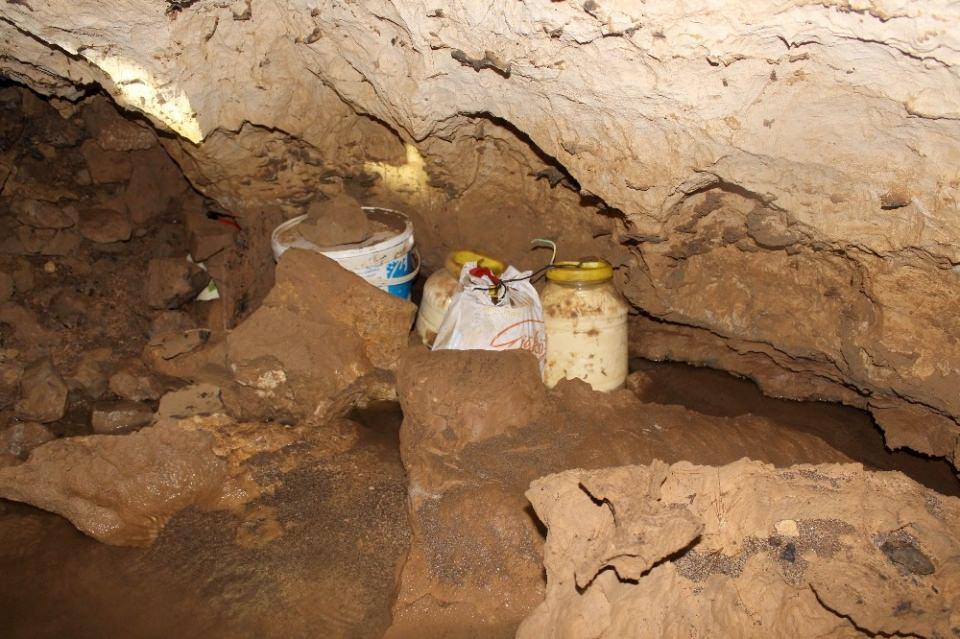 <p>Hakkari’nin Şemdinli ilçesine bağlı Derecik beldesinde köylüler tarafından içme suyu aranırken keşfedilen mağara, çok serin olması nedeniyle buzdolabı olarak kullanılıyor. </p>
<p> </p>