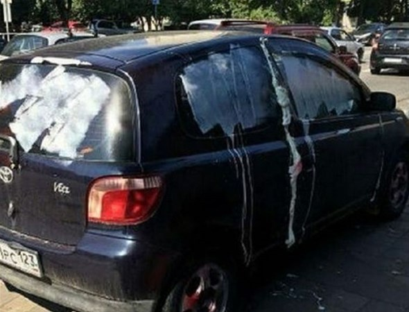 <p>Geçtiğimiz günlerde Ukrayna'da yanlış yere park eden bir araç, öfkeli komşular tarafından inanılmaz bir yöntem ile cezalandırıldı.</p>
