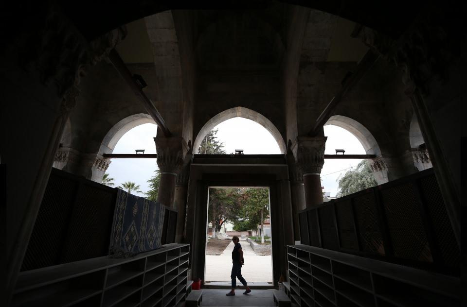 <p>Osmanlı sanatının, Selçuklu minare geleneğinin en iyi örneklerinden birine sahip Yeşil Cami, erken Osmanlı döneminin tek kubbeli en görkemli camileri arasında yer alıyor.</p>
