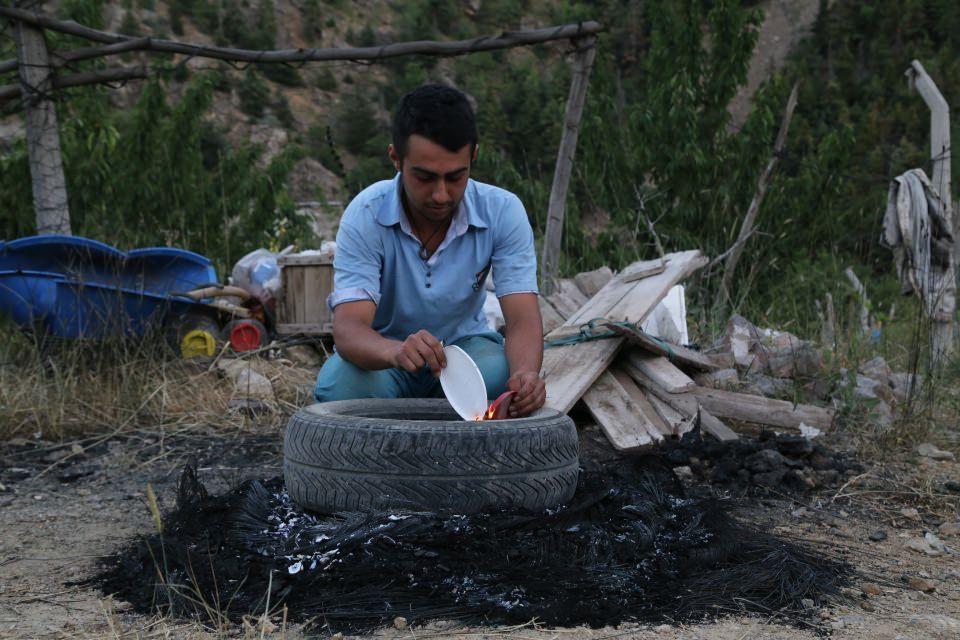 <p>Konya'nın Hadim ilçesindeki kiraz üreticileri, ayılardan gelebilecek zarar nedeniyle bahçelerinde ateş yakıp sabaha kadar nöbet tutuyor.</p>