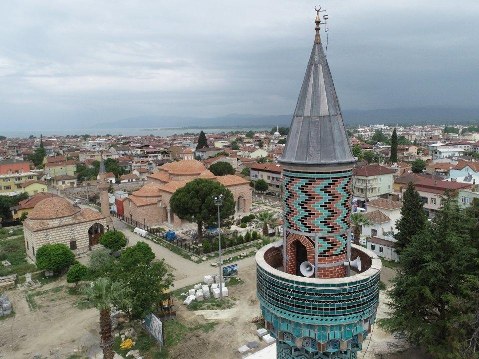 <p>Ziyaretçilerden Mustafa Çelik, camiden çok etkilendiğini belirterek, "Buradaki tarihi dokunun korunması gelecek nesiller açısından çok iyi olmuş. Minaresindeki çiniler ve işçilik hayran bırakıyor. Herkesin burayı gelip görmesini tavsiye ederim." dedi.</p>
