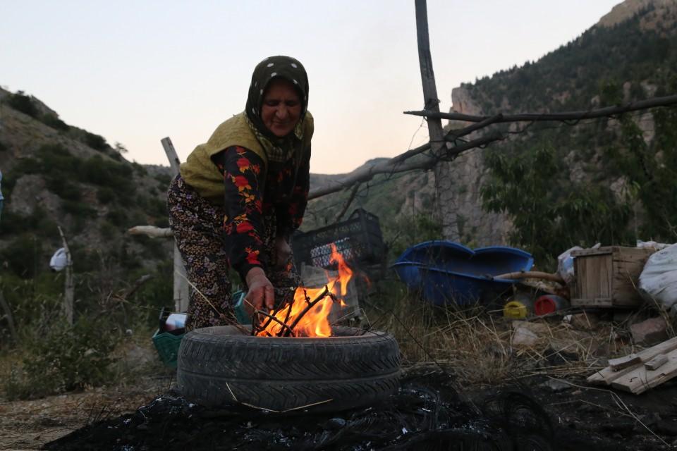 <p><strong>"Ağaçlara dadandılar"</strong></p>
<p>Hadim-Taşkent sınırında Derebaşı mevkisindeki bahçesinde "ayı" nöbeti tutan kiraz üreticilerinden Kadircan Özağır, meyvelerin olgunlaşmasıyla ayıların bahçedeki ağaçlara dadandığını söyledi.</p>