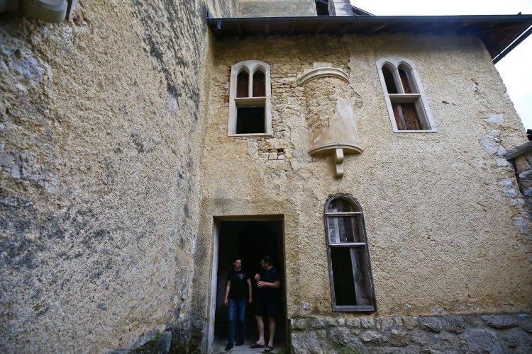 <p>Kalenin Bosna'daki savaş (1992-1995) sonrası Cazin Kültür Merkezi'ne devredildiğini aktaran Kurtovic, Ostrozac Kalesi'nin turistik bir mekan haline getirilmeye çalışıldığını ifade etti.</p>
<p> </p>