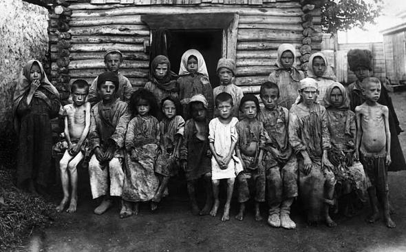 <p>Rusya’da 1921-1922 yılları arasında yaşanan kıtlığın korkunç fotoğrafları, araştırmacılar tarafından ortaya çıkarıldı. Lenin dönemindeki iç savaştan dolayı yaşanan kıtlık, en çok köylerdeki insanları etkiledi. Köylüler ise açlıklarını bastıracak yasa dışı bir yol buldular.</p>
