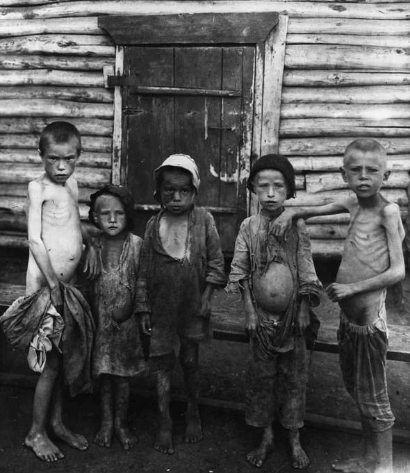 <p>1921-22 yıllarında yaşanan iç savaş ve yol açtığı kıtlıktan kaynaklı açlık tüm Rusya’yı sarmıştı ve 5 milyondan fazla insanın ölümüne yol açmıştı.</p>
