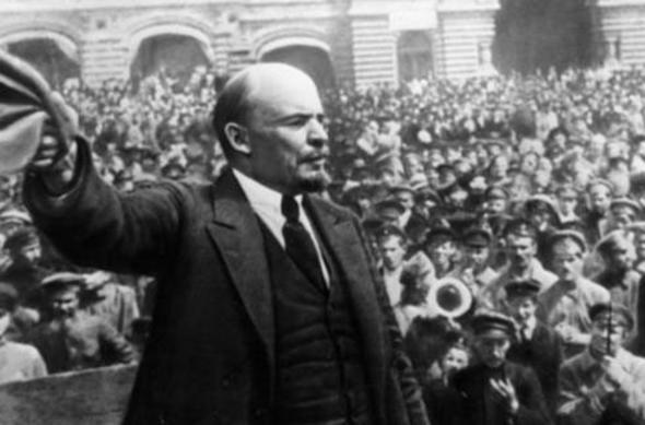 <p>Lenin, açlıktan etkilenen şehirlileri beslemek için köylülerin besinlerine el koydu. Sebep olarak da, köylülerin kendisine karşı ayaklanmayı düşündüğünü ve bunu onları zayıflatarak engelleyeceğini gösterdi.</p>
