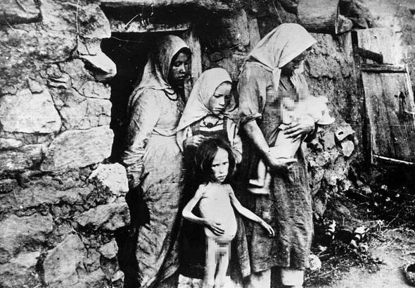 <p>Açlık çeken köylerden biri olan Pugatjewsk’de köylüler açlıklarını bastırmak için farklı bir yola yöneldiler. Köylüler ot, evcil hayvan ve insan eti yediler. Rus arşivlerinden gün yüzüne çıkartılan fotoğraf Rus basınında da konu oldu....</p>