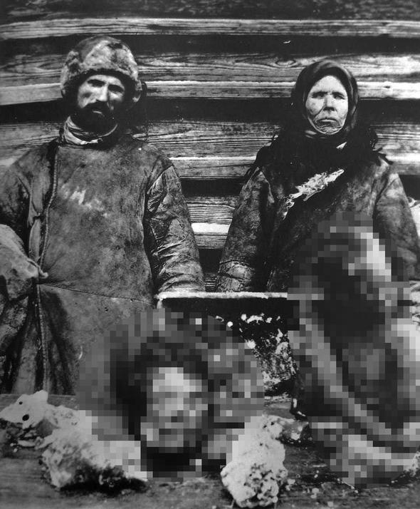 <p>Köylüler kendi ailelerini, akrabalarını yemek zorunda kaldı. İnsan etini karaborsa da ya da açıkça pazarlarda satışlarını yaptılar.</p>