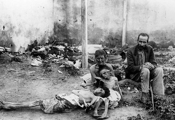 <p>Bununla da kalmayarak yeni gömülmüş mezarları kazdılar. Hatta yemek için çocuklarını öldürenler bile oldu.<br />
<br />
The Mirror’ın 1922 yılında yazdığı “Anneler Yamyam Oldu” başlıklı yazıda, “Bir anne öz kızının cesedini yerken görüldü.” ifadesi yer aldı. Yazı, Rusya’da o dönemde yaşananları anlatıyordu.</p>