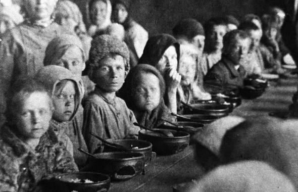 <p>1922’de ülkeye gelen İsviçreli, kutup kâşifi Fridtjof Nansen köyleri gezdi ve ölenlerin yaşayanlar tarafından yendiğini gördü. Gördükleri karşısında şoke giren ve insanlara acıyan Nansen, topladığı 40 milyar İsviçre Frangı ile ülke çapında açlar için yemek yerleri kurdu.<br />
Yaptığı bu iyilik ile Nobel Barış Ödülü’nü aldı.</p>