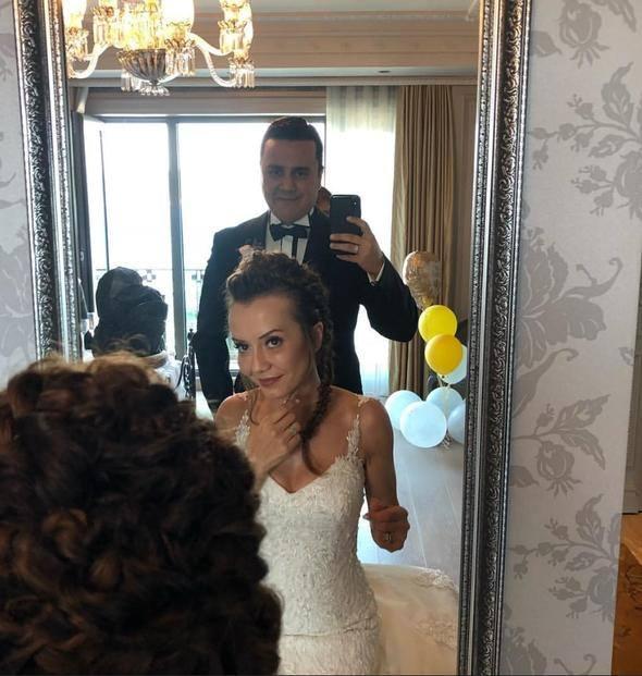 <p>Ailesi ve yakın dostlarının katıldığı bir törenle dünya evine giren çift, düğünde çekildikleri fotoğrafları "Biz evlendik" notuyla sosyal medya hesaplarından paylaştı.</p>
