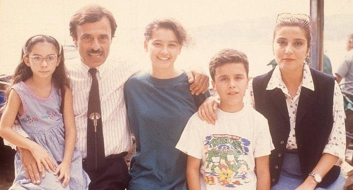 <p>1993-1997 yılları arasında yayınlanan efsane dizi Süper Baba'nın küçük Alim'i Eray Demirkol dün gece Gamze Akyol ile evlendi.</p>
