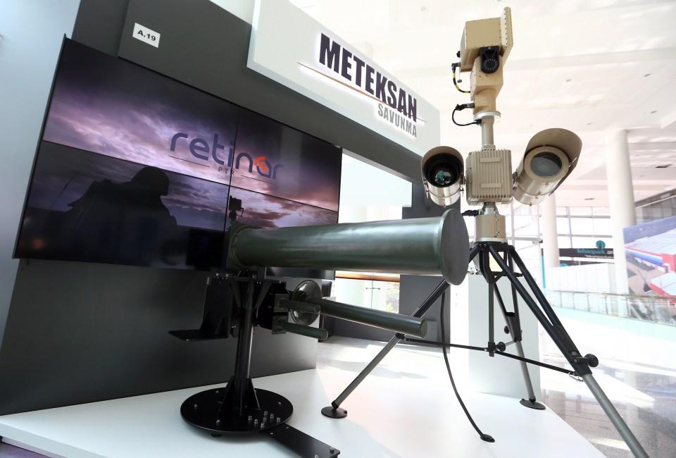 <p>Geleneksel güvenlik önlemleriyle tespit edilmeleri çok güç olan "drone"ların, tüm dünyada düşman unsurlar veya teröristler tarafından istihbarat veya saldırı amaçlı kullanımı yaygınlaşıyor. </p>
