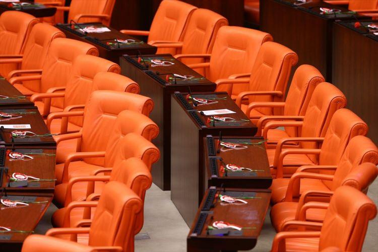 <p>TBMM'nin 27. dönem açılış oturumu ve yemin töreni öncesinde, Genel Kurul Salonu'nda hazırlık yapıldı</p>
